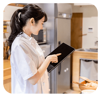 専用端末で注文を受けている様子