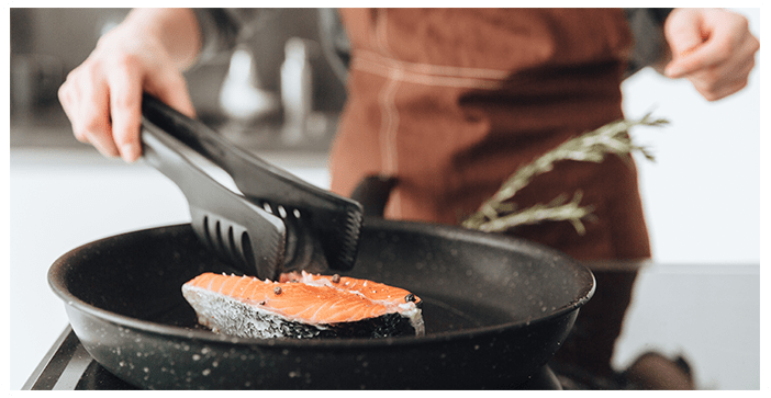 鮭を焼いている様子